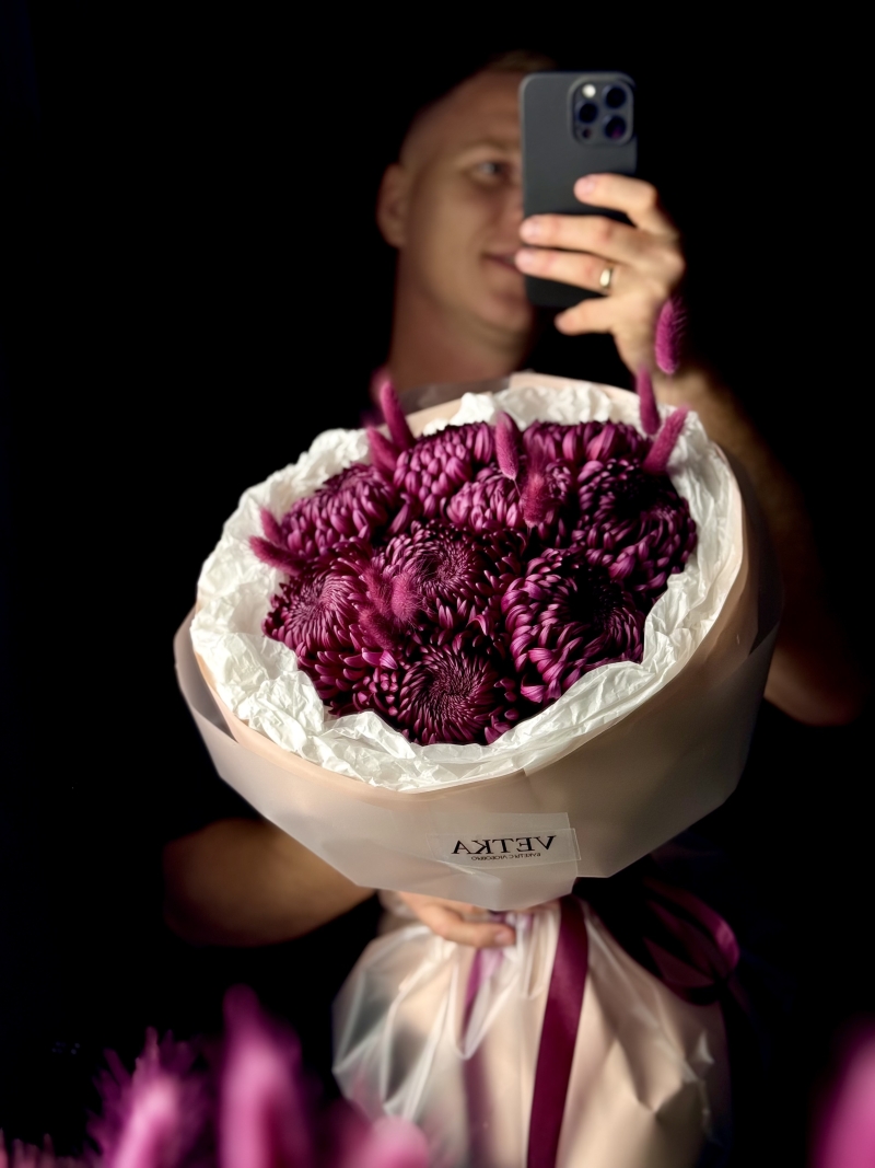 Купить букет из 9 хризантем Бигуди с Лагурусом в круглой упаковке | Цветы с доставкой