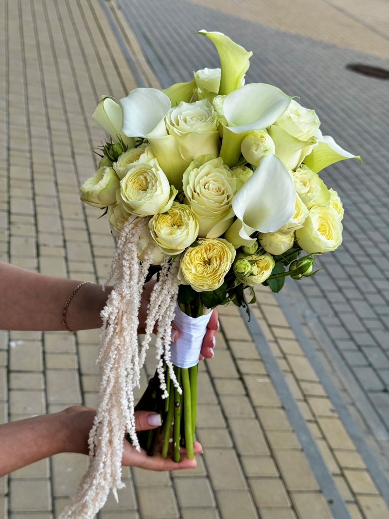 Свадебный букет из пионовидных роз, калл и амаранта | Купить элитный букет невесты