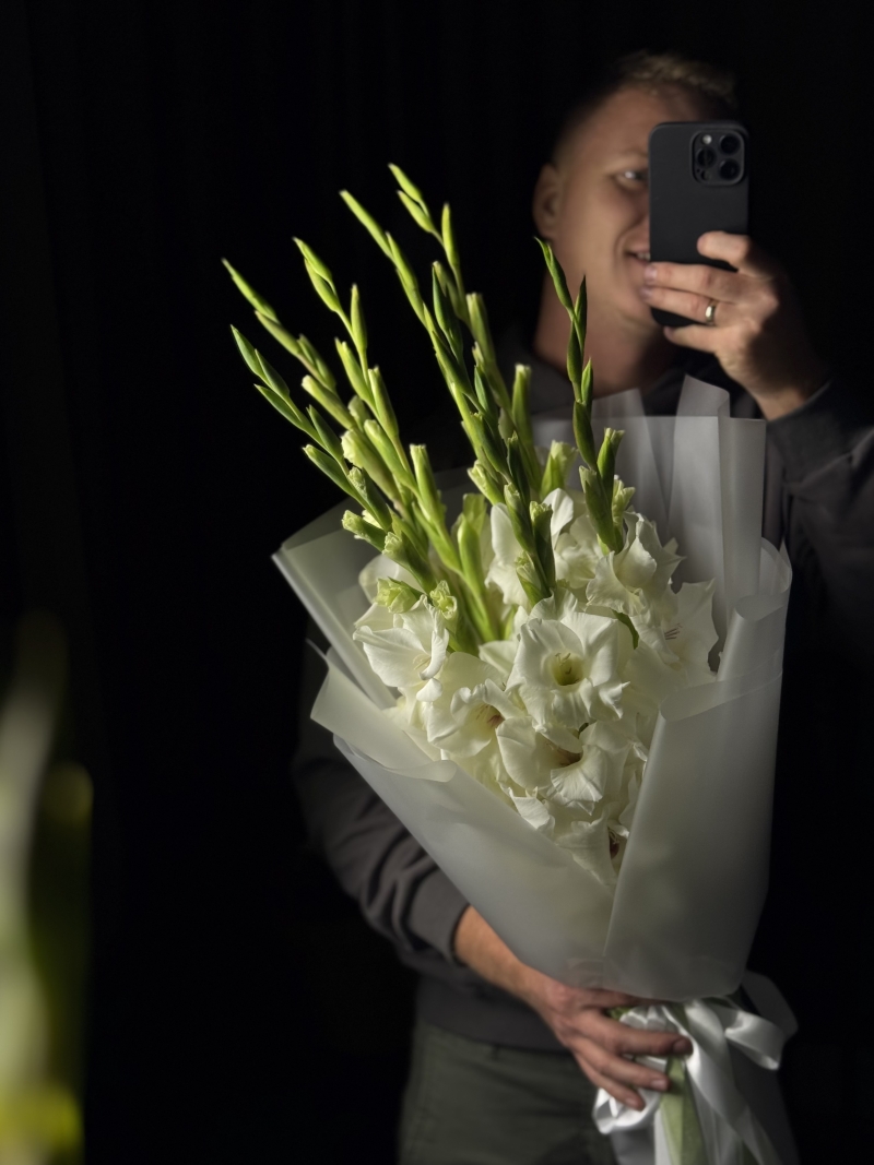 Монобукет из 7 белых гладиолусов | Купить элегантные гладиолусы в матовой упаковке