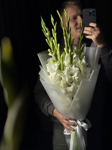 Монобукет из 7 белых гладиолусов | Купить элегантные гладиолусы в матовой упаковке